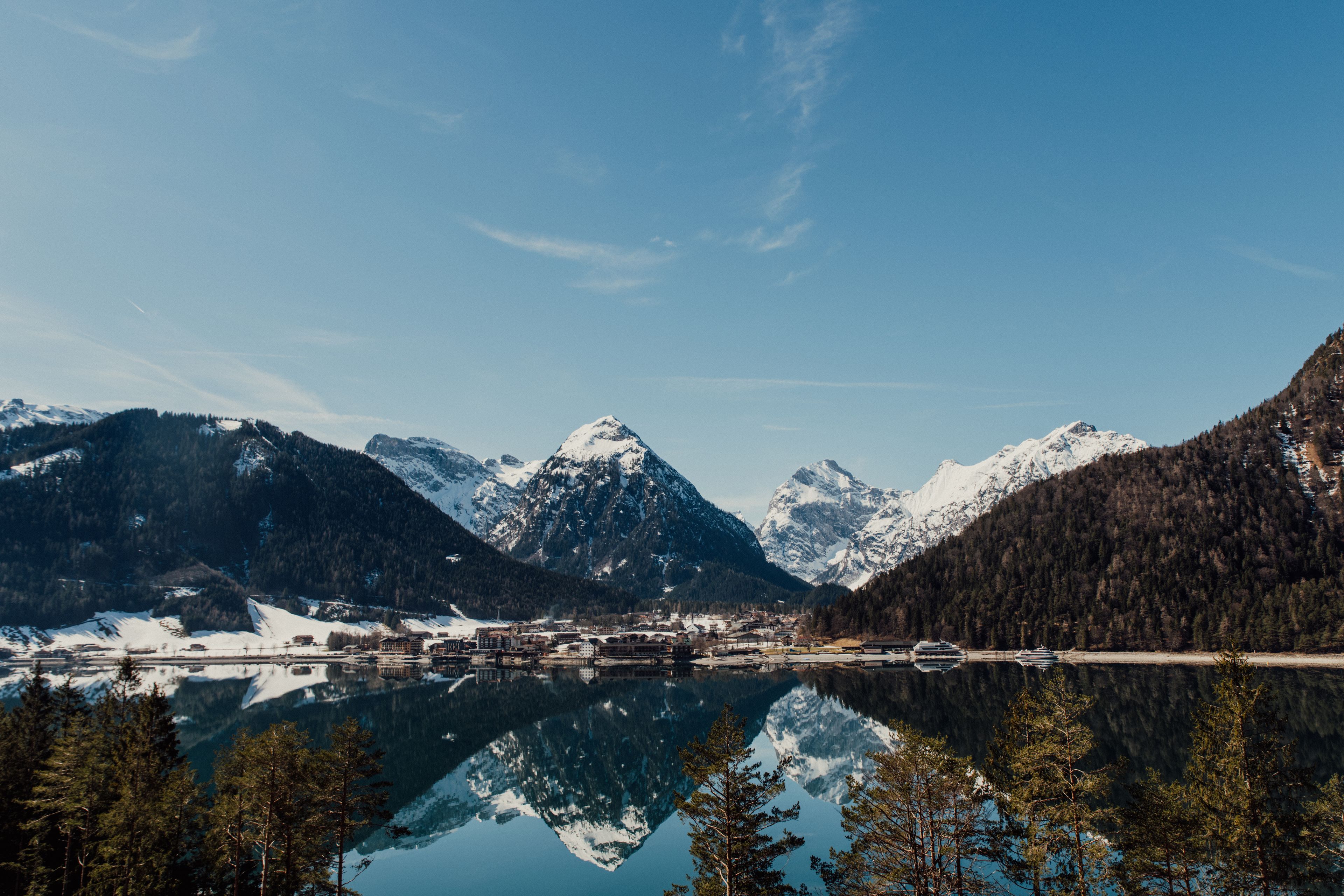 MacBook 桌面：Stunning landscape of snow