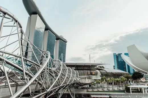 Marina Bay Sands dan Helix Bridge di Singapura pada siang hari