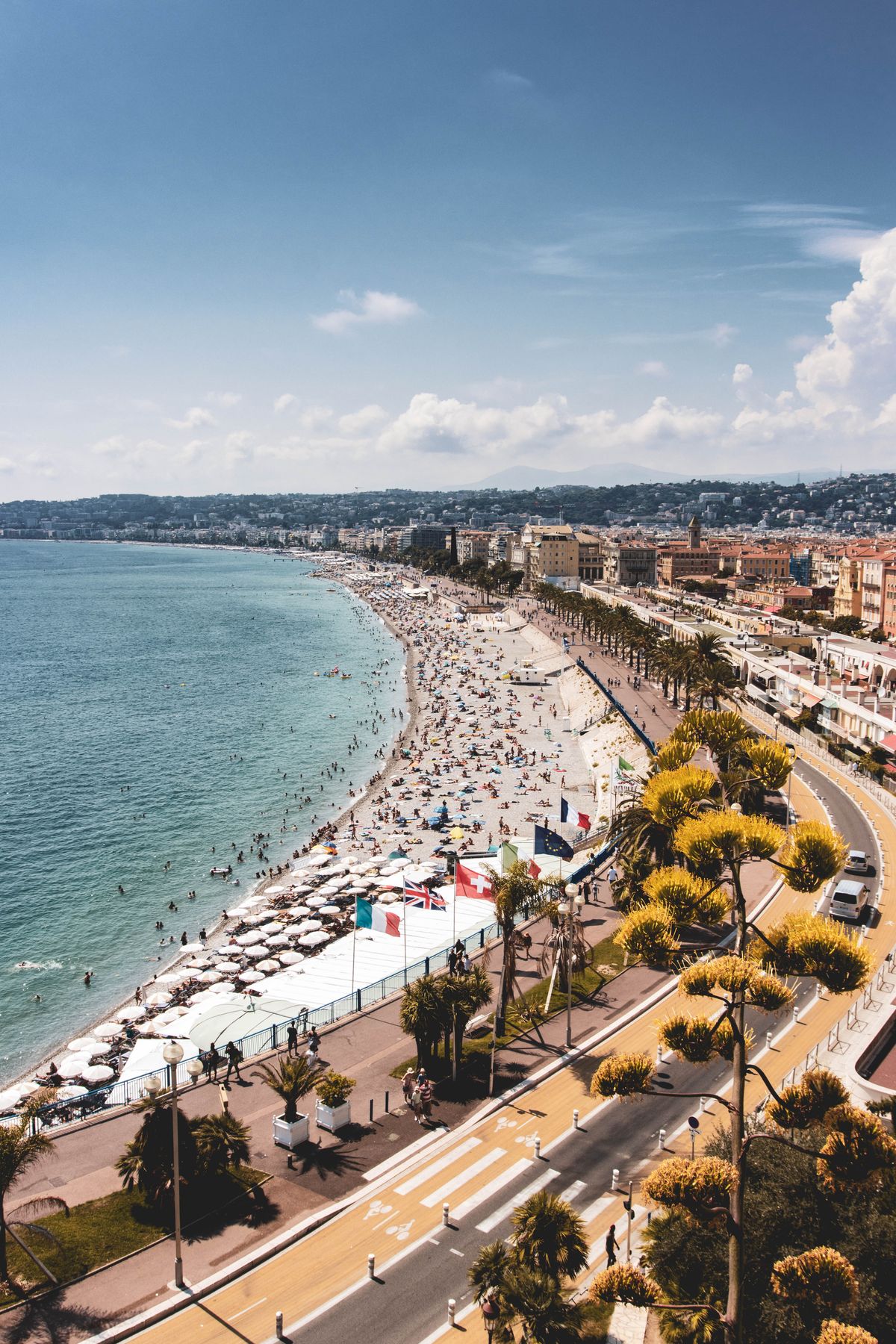 Plaja din Nisa cu umbrele, de-a lungul Promenade des Anglais