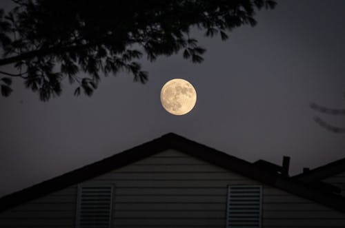 Free White and Black House Under Full Moon Stock Photo