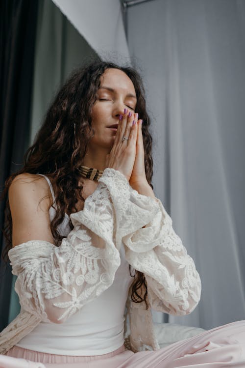 Mujer En Vestido Blanco Con Tirantes Finos De Encaje Floral