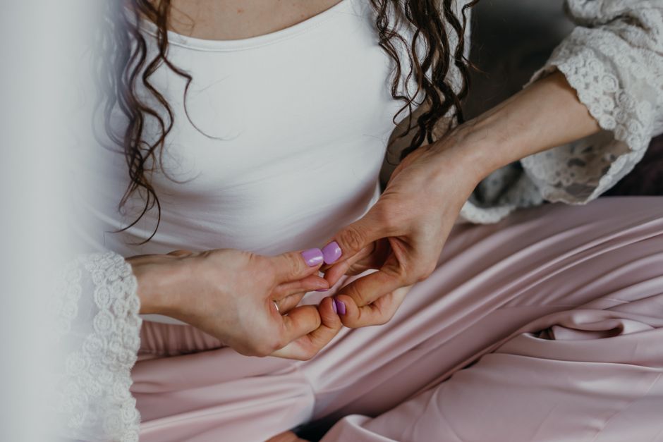 hand acupressure point pressing