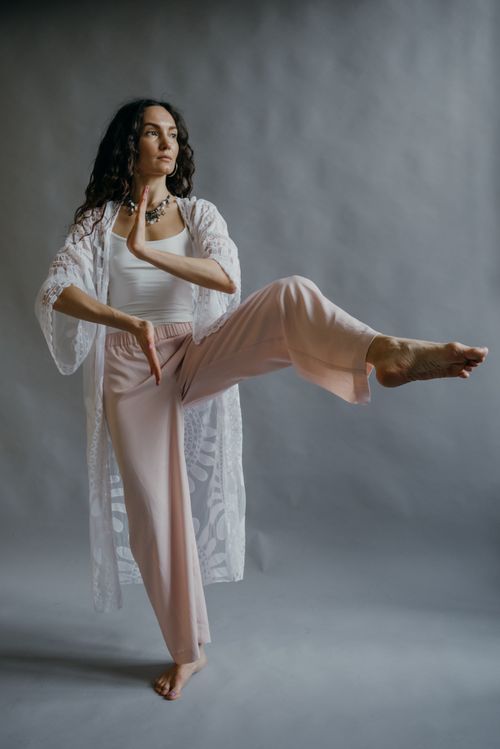 Free A woman practicing yoga in a studio, showcasing balance and mindfulness. Stock Photo