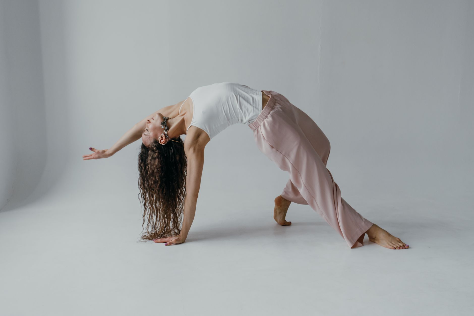 Metal Bending Radius: How to Calculate and Avoid Cracks插图1 A woman performing a yoga pose in a studio, emphasizing mindfulness and flexibility.