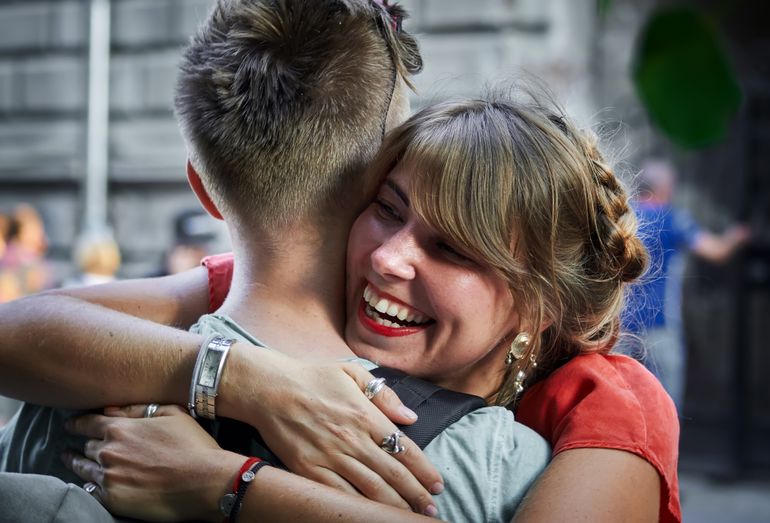 Online dating: starting a conversation on a niche platform