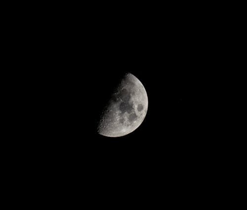 Free Half Moon in Dark Night Sky Stock Photo