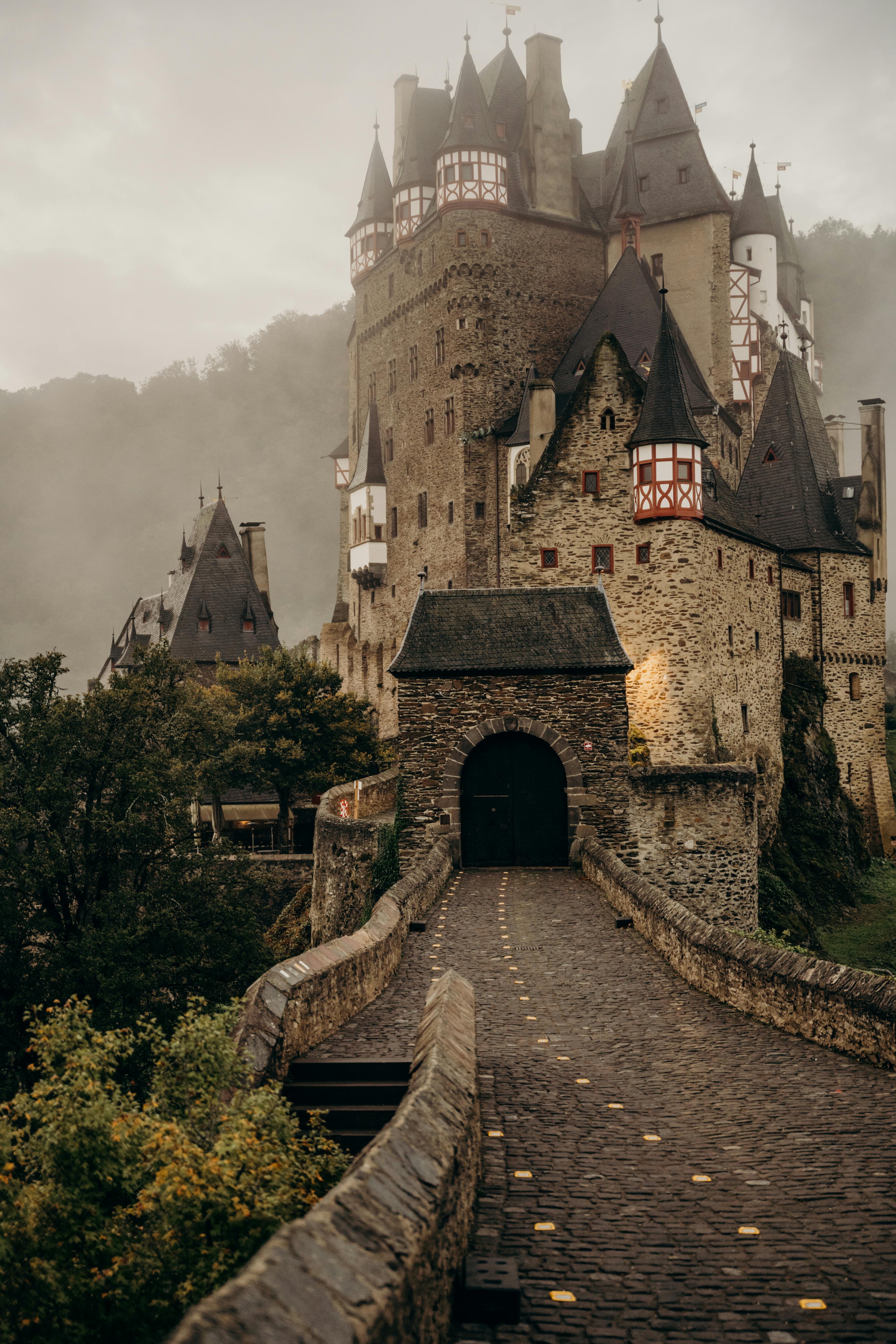 Top 10 lâu đài tuyệt đẹp ở châu Âu - ALONGWALKER