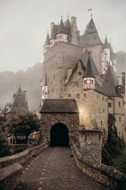 棕色和灰色的混凝土城堡