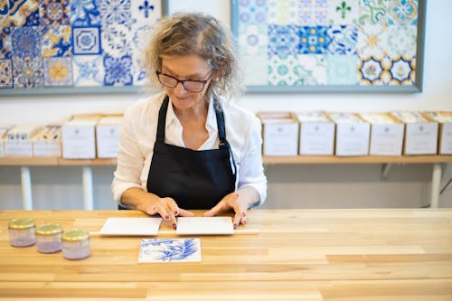 Vrouw In Witte Blazer En Zwarte Schort Schrijven Op Wit Papier