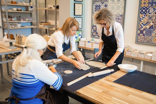 Donna In Camicia A Maniche Lunghe Blu E Bianca Seduta Accanto A Donna In Camicia A Maniche Lunghe Bianca