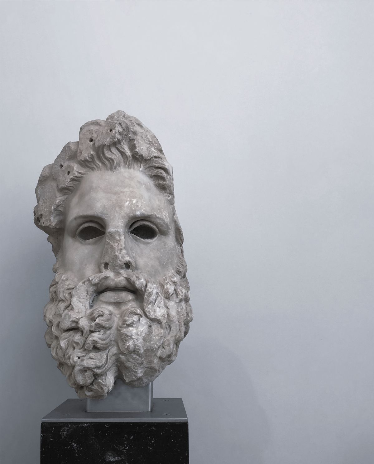 Captured scene rendered in the viewer: a marble bust on a pedestal. Photo by Kevin Lee on Pexels