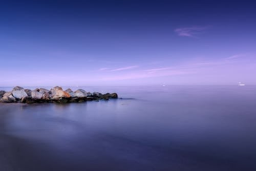 Fotobanka s bezplatnými fotkami na tému azúrová modrá, balvan, breh