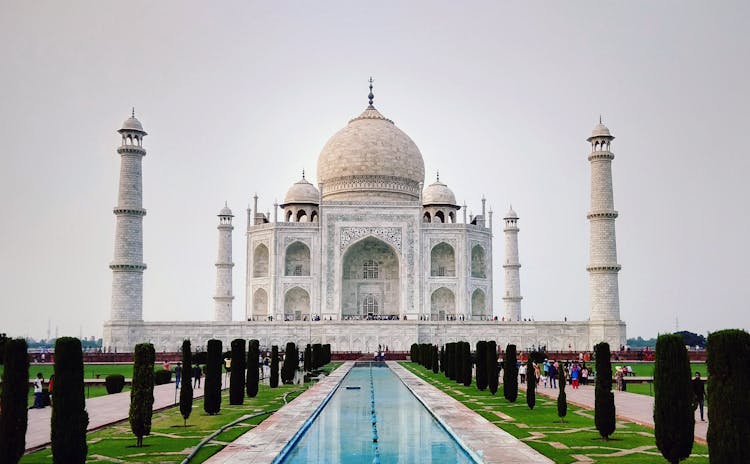 Pool In Front  Of Taj Mahal 