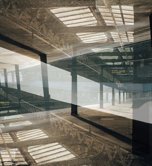 Gratis arkivbilde med jernbanestasjon, plattform, refleksjon Arkivbilde