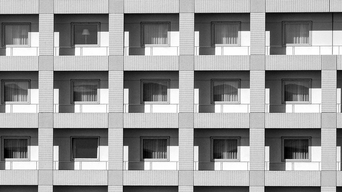 窓が規則正しく並ぶ日本の集合住宅の外壁