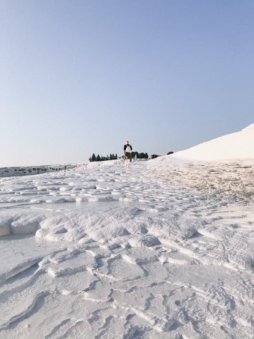 Bezpłatne Ludzie Chodzą Na Pokryte śniegiem Pole Zdjęcie z galerii