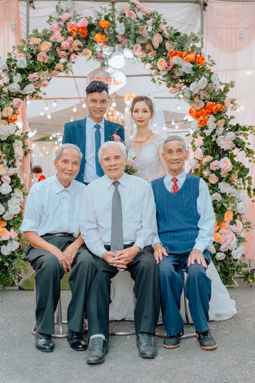 Foto profissional grátis de arranjo de flores, avós, casamento