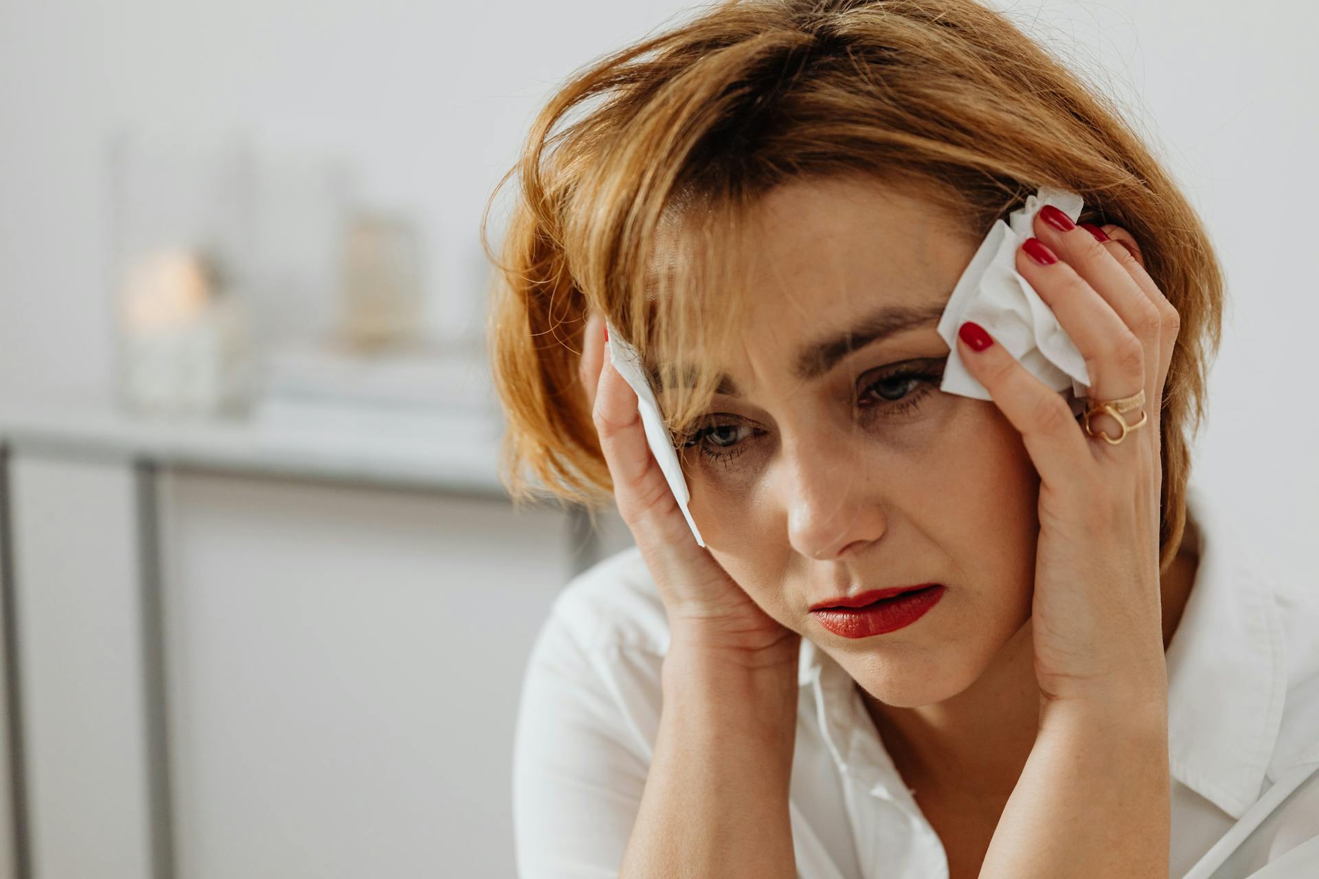 Vue de près d'une femme triste tenant un mouchoir