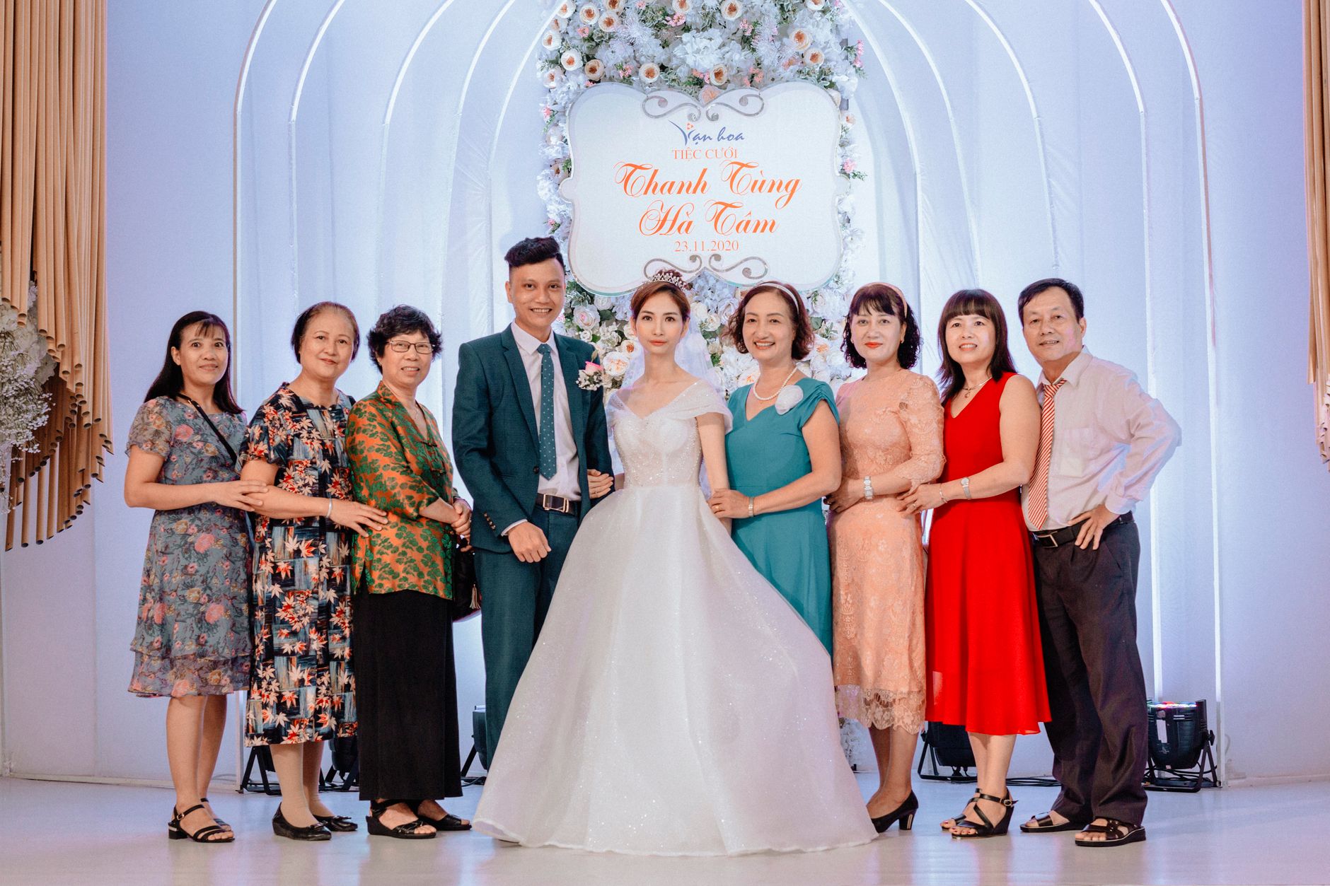 Seamlessly Elegant: Mastering Stress-Free Family Formals on Your Wedding Day