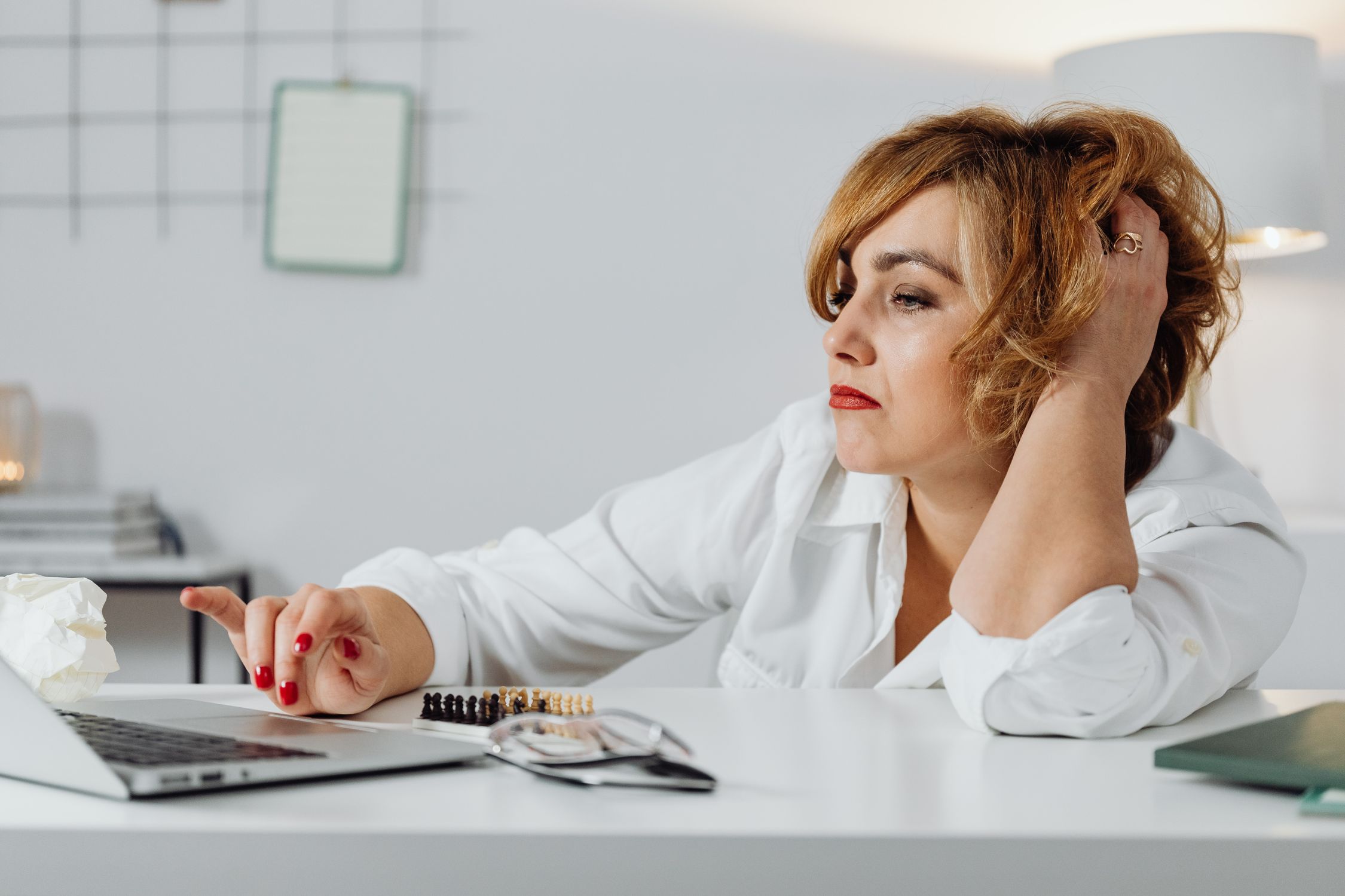 Mulher sentindo os efeitos do brain fog e exaustão mental no dia a dia