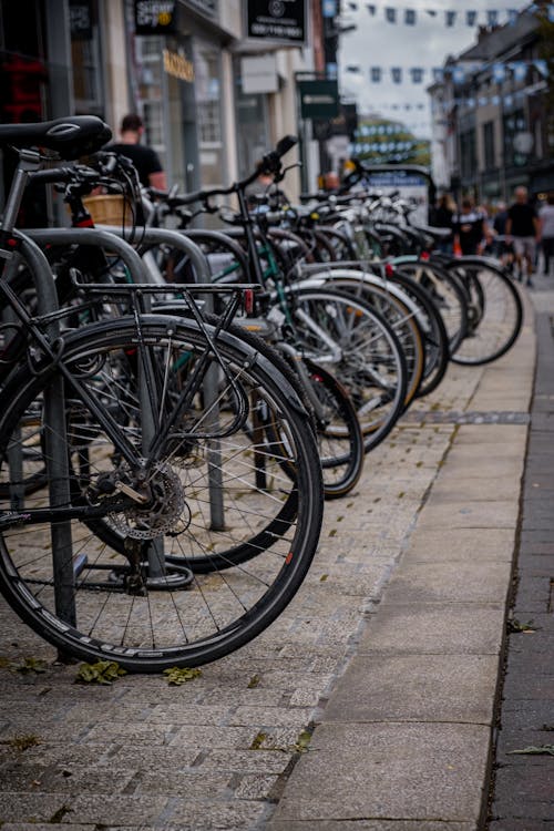 Immagine gratuita di biciclette, marciapiede, parcheggiato