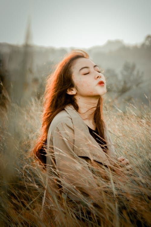 Безкоштовне стокове фото на тему «азіатська жінка, вітряний, коричневі пальто»