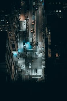 壮观的空中视角展现纽约市夜间街道，展示车辆和人行道。 - 相关推荐
