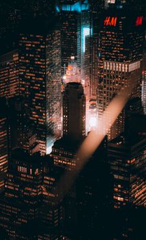Atemberaubende Wolkenkratzer bei Nacht – Architektur Hintergrundbild