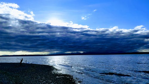 Foto profissional grátis de azul, céu, litoral
