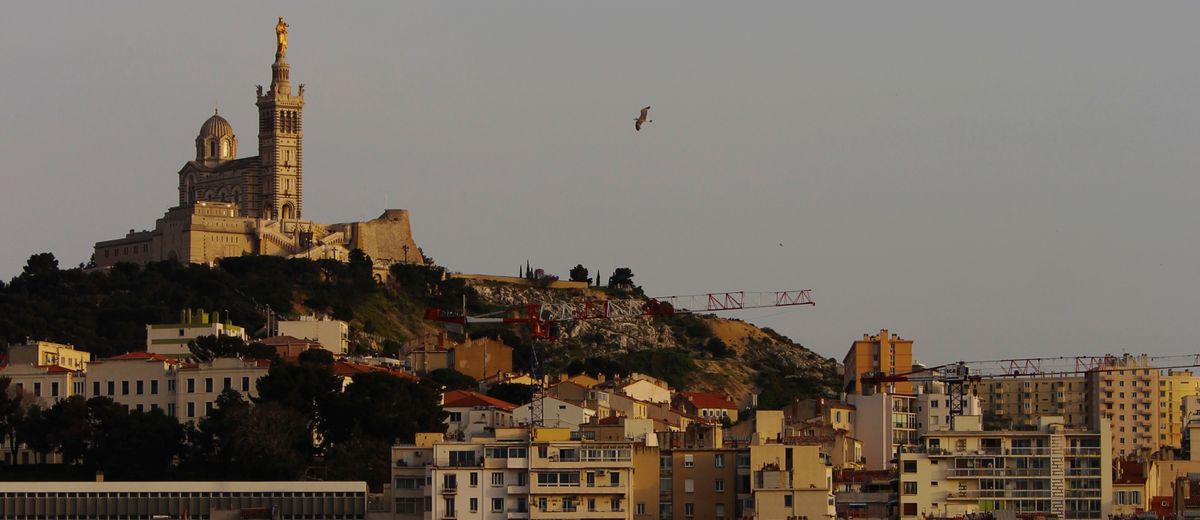 Marsella con Notre-Dame de la Garde al fondo