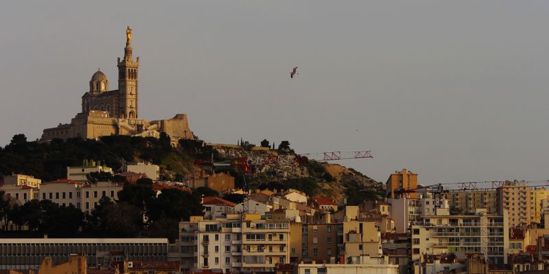 Marsella con Notre-Dame de la Garde al fondo