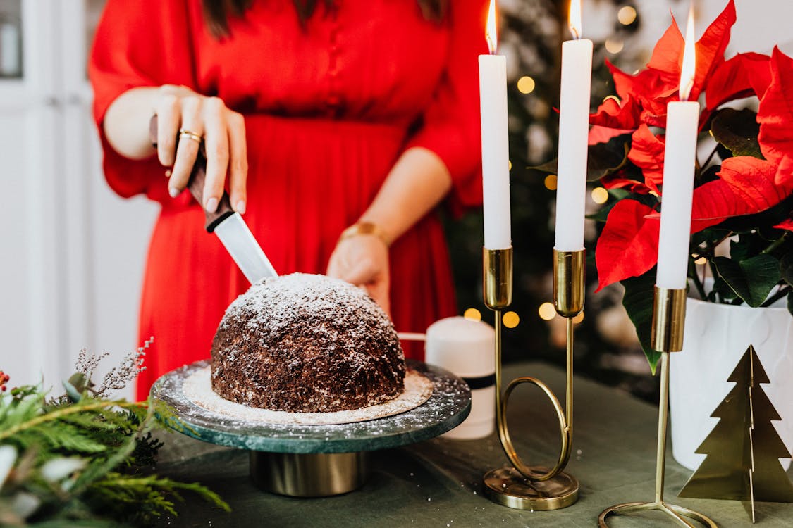 Foto profissional gratuita de árvore de natal, atmosfera de natal, bolo, bolo de chocolate, decoração, decoração de natal, dezembro, enfeite de natal, época natalícia, faca, holding, lamparinas, mão, mulher, natal, poinsétia Foto profissional gratuita de árvore de natal, atmosfera de natal, bolo, bolo de chocolate, decoração, decoração de natal, dezembro, enfeite de natal, época natalícia, faca, holding, lamparinas, mão, mulher, natal, poinsétia