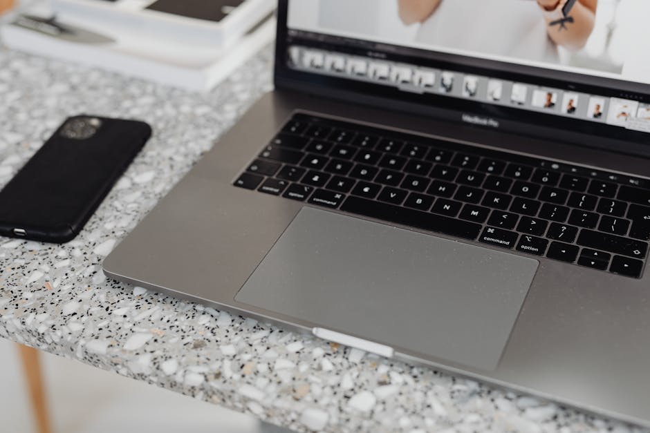 Studi Kasus: Set Up Laptop Minimalis untuk Berbagai Profesional Studi Kasus: Set Up Laptop Minimalis untuk Berbagai Profesional