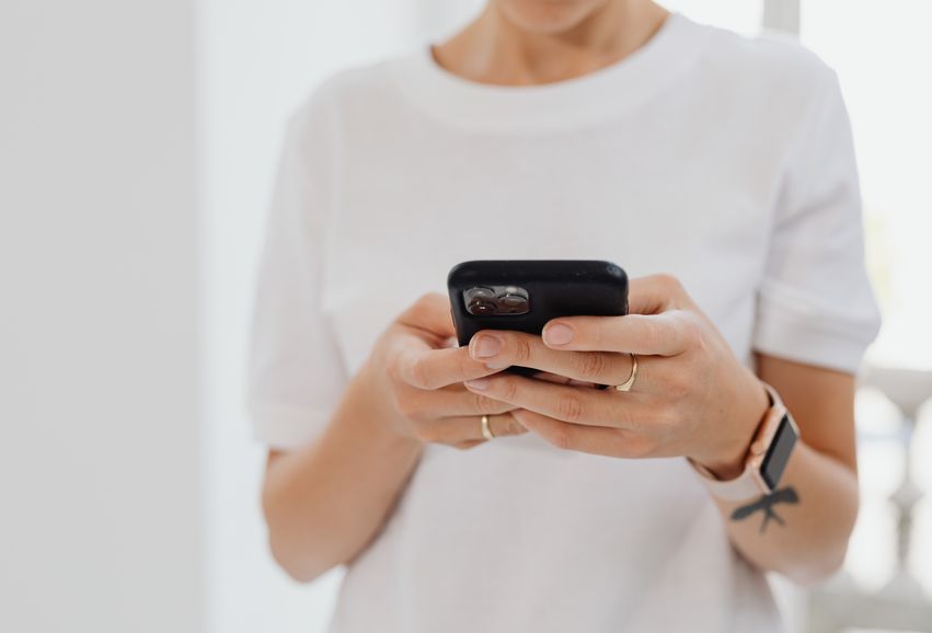Online dating: starting a conversation on a niche platform