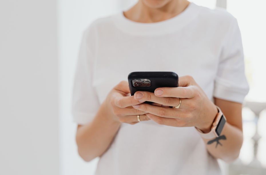 Online dating: starting a conversation on a niche platform