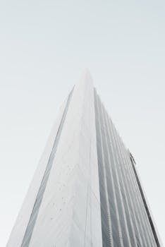 Minimalist view of a tall, modern skyscraper in Guadalajara, Mexico.
