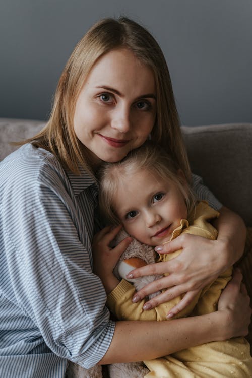 Ingyenes stockfotó álló kép, anya és lánya, átkarol témában