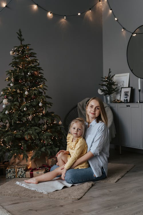 Gratis stockfoto met dochter, glimlachen, kerstboom