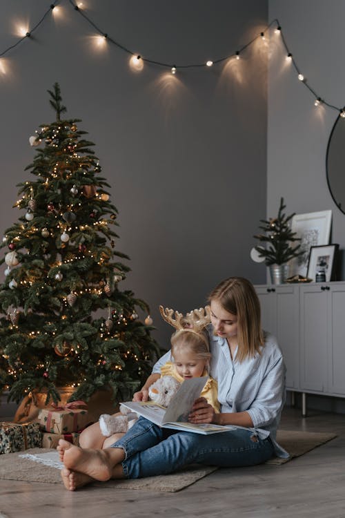 Gratis stockfoto met boek, dochter, kerstboom