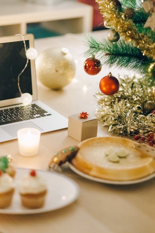 Gratis stockfoto met brandende kaars, cake, computer