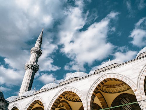 Moschea Ornamentale Sotto Il Cielo Blu Nuvoloso