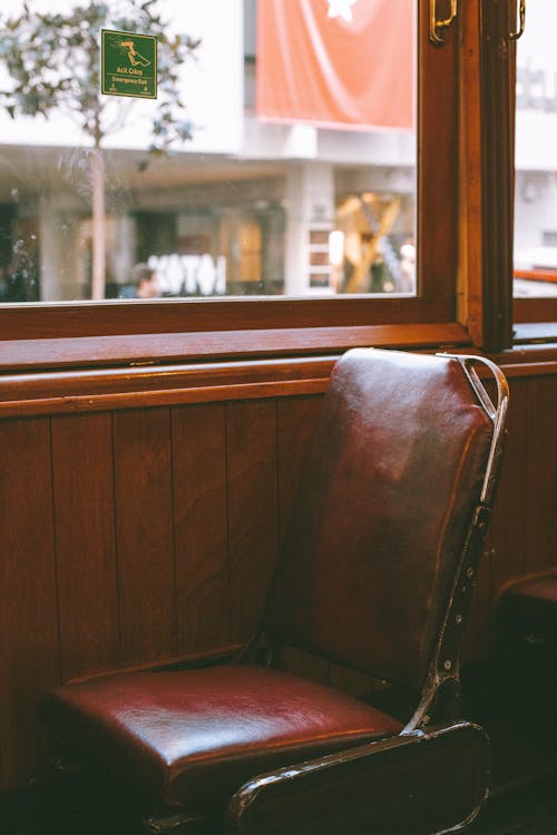 Gepolsterter Stuhl Aus Braunem Leder Neben Glasfenster