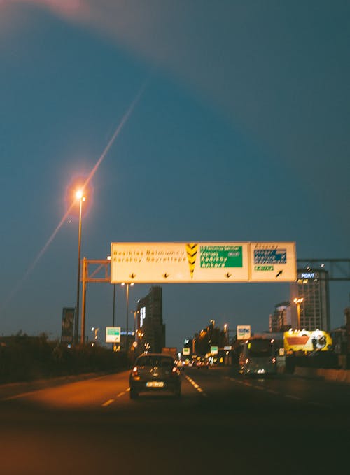 бесплатная Машины на дороге в ночное время Стоковое фото