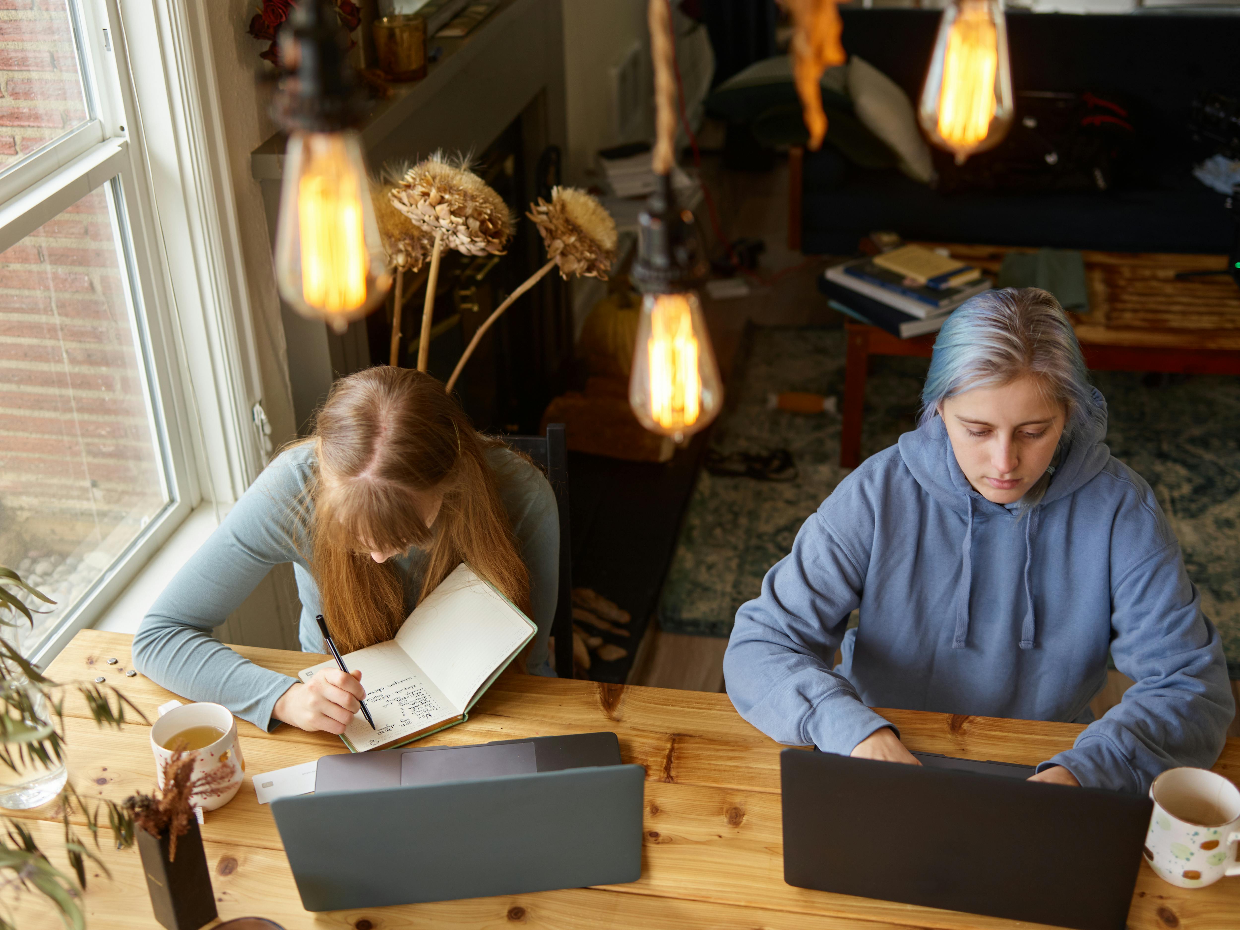 Working From Home and Productivity: Insights From the 2025 Remote Work Study — Photo by ArtHouse Studio on Pexels