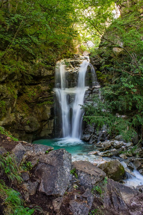 Бесплатное стоковое фото с вертикальный выстрел, водопады, живописный