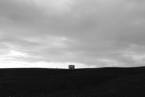 Gratis stockfoto met bestelbus, grayscale, platteland