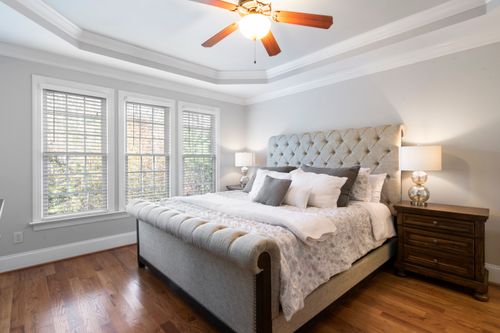 Free Bright and inviting bedroom interior featuring luxurious bedding and natural light. Stock Photo