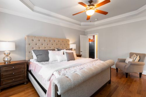 Free A contemporary bedroom featuring chic decor, a plush bed, and elegant lighting for a welcoming atmosphere. Stock Photo