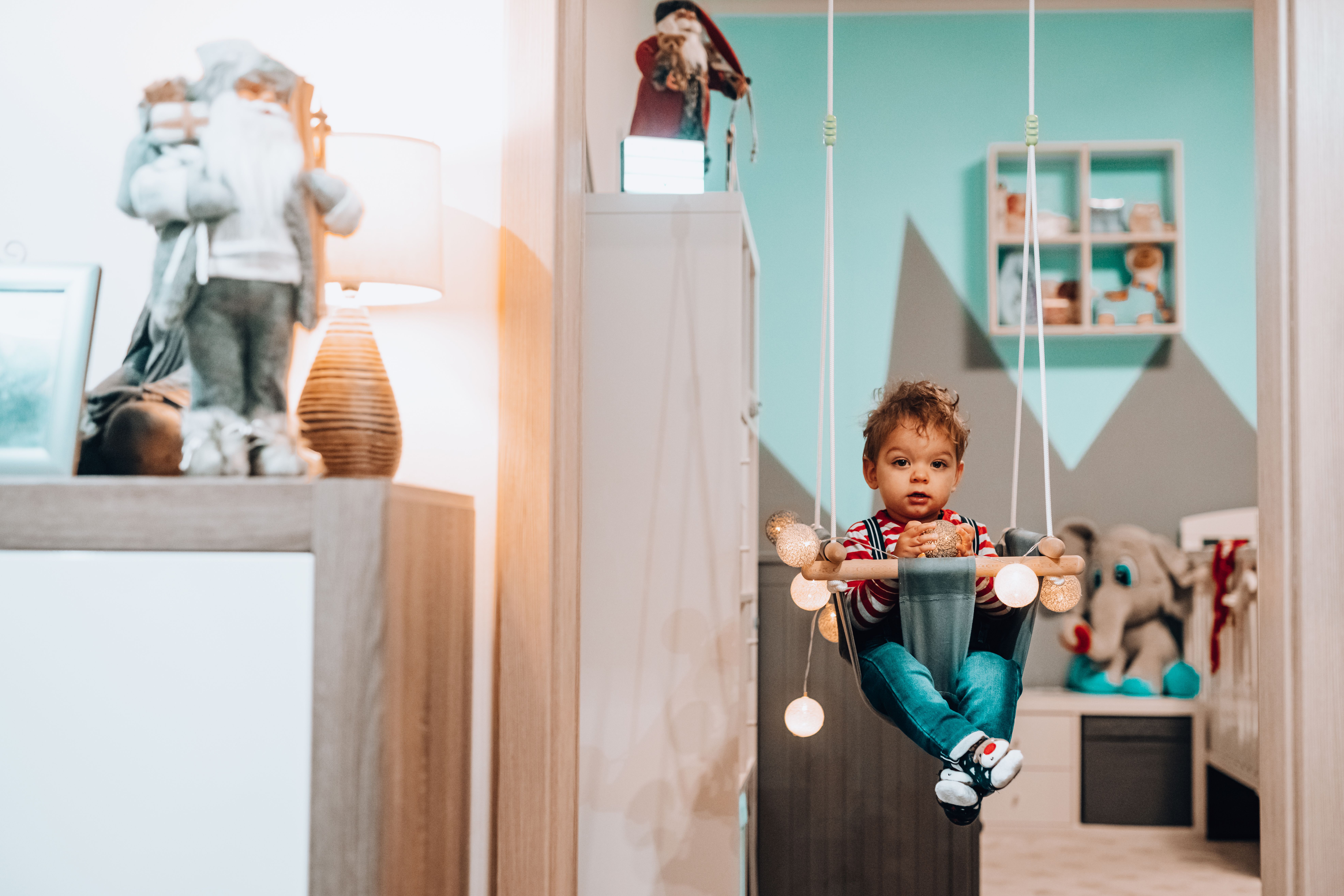 Gezellige boerderijstijl kinderkamer met dierfiguren.