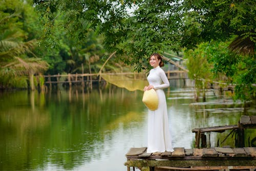Foto profissional grátis de ao ar livre, áo dài, corpo d'água
